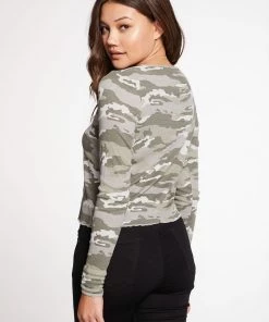 CHASER SCALLOP EDGE LONG SLEEVE CAMO TEE