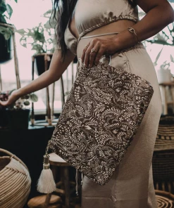 PAPAYA! LIVING WOMAN LARGE TASSLE POUCH