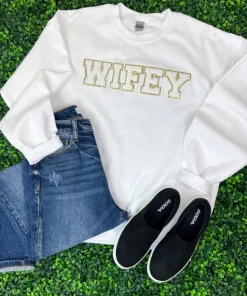 NIKKILYNN WHOLESALE NEW ARRIVALS NIKKILYNN WIFEY PATCH SWEATSHIRT